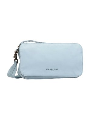Porta polso rettangolare in pelle color azzurro chiaro con tracolla staccabile e finiture in argento, con il marchio "Liebeskind Berlin" sul davanti.