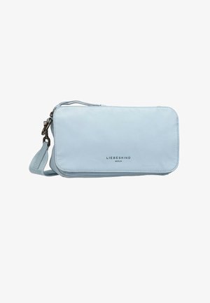 Billetera de cuero rectangular azul claro con correa desmontable y herrajes plateados, con la marca "Liebeskind Berlin" en el frente.