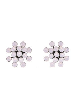 Paires de boucles d'oreilles clous en forme de fleurs avec des pierres précieuses rondes rose pâle serties dans un métal ton argent.