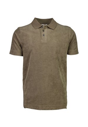 Polo de manga corta en verde oliva, hecho de tejido suave, con cuello tipo polo y tapeta de tres botones, con una textura lisa.