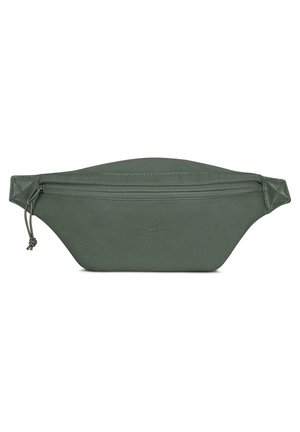 Sac banane en cuir vert olive minimaliste avec fermeture éclair supérieure et détails de couture, corps large s'effilant aux extrémités avec languette de traction et cordons de tirette.
