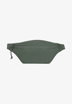Bolso de cintura minimalista de cuero verde oliva con cremallera superior y detalles de costura, cuerpo ancho que se estrecha en los extremos con pestaña de tirón y cordones en la cremallera.