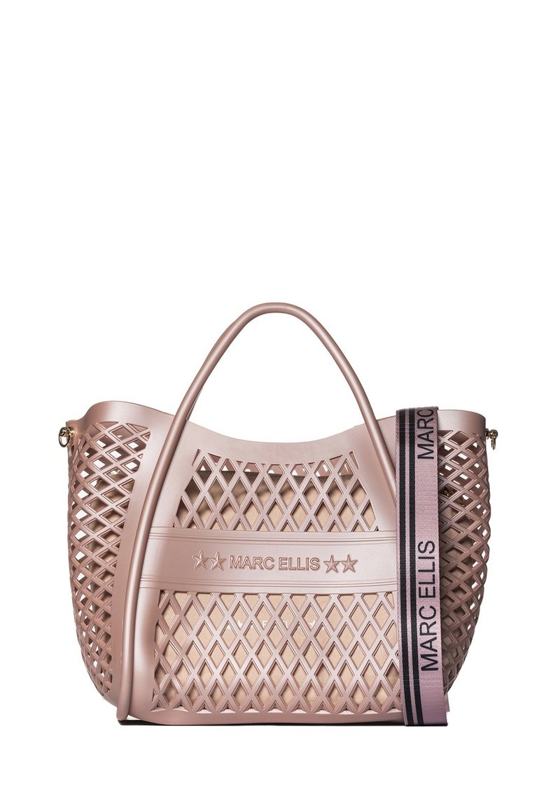 Sac fourre-tout en plastique rose avec un design en treillis tissé, doté d'une bande de logo et de doubles poignées. Texturé avec une finition lisse et des accessoires robustes.