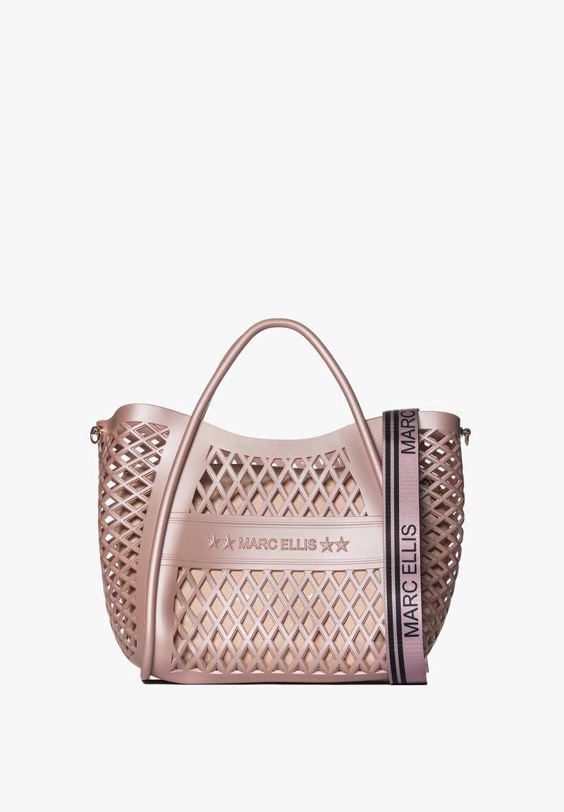 Roze plastic draagtas met een geweven lattenpatroon, voorzien van een logo band en dubbele handvatten. Textuur met een gladde afwerking en stevige hardwaren.