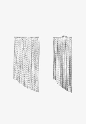 Metāla ķēdes aizkars sudraba krāsā ar saistītu ķēžu rakstu. Ar tekstūru, kas veido plūstošu dizainu, piemērots telpu sadalīšanai.