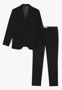 Costum negru cu sacou cu un singur nasture, cu rever înclinat, două buzunare frontale și pantaloni drepți asortați. Textură netedă.