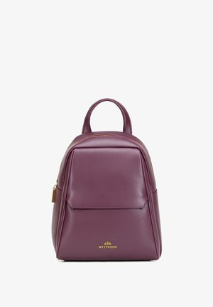 Petit sac à dos en cuir violet avec une anse supérieure, une poche avant, une fermeture éclair dorée et le logo Wittchen en lettres dorées sur fond blanc.
