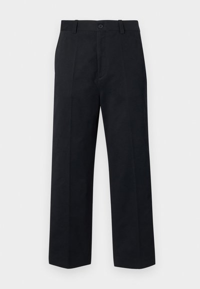 Pantalones negros con corte recto, hechos de una tela sólida. Cuentan con cierre de botón, trabillas para el cinturón y dos bolsillos delanteros. Diseño limpio y minimalista.