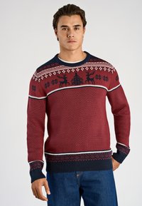 Röd stickad tröja med marinblå rund halsringning, dekorativa vita och marinblå mönster, renmotiv och texturerat tyg med ribbade muddar och fåll.