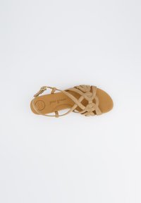 Beżowe sandały wykonane z miękkiego materiału, z paskowym wzorem, płaską podeszwą i szczegółowym plecionym wykończeniem na górze. W zestawie regulowany pasek na kostkę.
