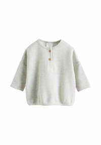 Grå, ribbad pullover med korta ärmar, rundad nederkant, tre träknappar vid halsen och en avslappnad passform. Mjuk textur, avslappnad design.