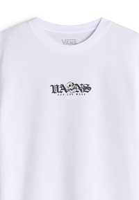 Vit bomull T-shirt med en svart Vans-logotyp och dödskallegrafik på framsidan. Klassisk rundhalsad design med korta ärmar.