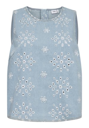 Lichtblauw mouwloos topje met witte geborduurde bloemmotieven gelijkmatig over de stof verdeeld en een ronde halslijn.