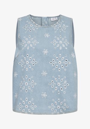 Lichtblauw mouwloos topje met witte geborduurde bloemmotieven gelijkmatig over de stof verdeeld en een ronde halslijn.