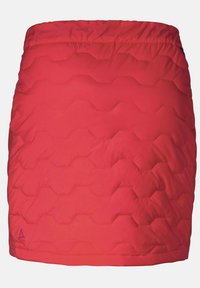 Pehmustettu punainen skortti, jossa on kuusikulmainen tikattu kuviointi. Venyvä vyötärö ja pieni logon yksityiskohta helmassa.