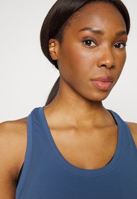 Sweaty Betty ATHLETE SEAMLESS WORKOUT TANK - Top - nordic blue