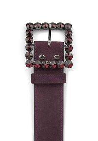 Cinturón de ante púrpura con una gran hebilla cuadrada de metal negro adornada con rhinestones rojos y negros. Textura suave con costuras en contraste.