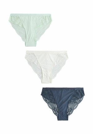 Trzy damskie bikini z koronkową lamówką w kolorach jasnozielonym, białym i ciemnoniebieskim, przedstawione na białym tle.