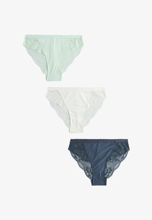 Trzy damskie bikini z koronkową lamówką w kolorach jasnozielonym, białym i ciemnoniebieskim, przedstawione na białym tle.