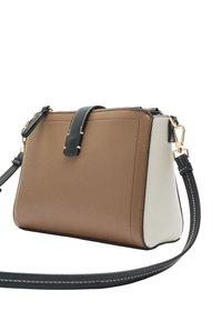 Br�ązowa i biała skórzana torebka o prostokątnym kształcie. Zawiera czarny pasek, boczne przeszycia oraz zamek błyskawiczny na górze z klapką.