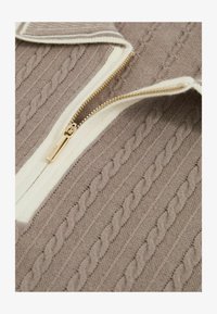 Valgt, light taupe brown