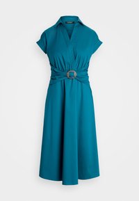 Tealfärgad klänning med korta ärmar, V-ringning och samlad midja som har en silverfärgad dekorativ spänne. Flödig A-linjeform och mjuk textur.