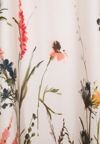 Suave patrón floral en estilo acuarela con flores y hojas en tonos rosa, rojo, azul y verde sobre un suave fondo beige claro.