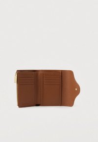 Bruine leren portemonnee open, met meerdere kaartsleuven en een ritsvak voor munten met een goudkleurige rits.