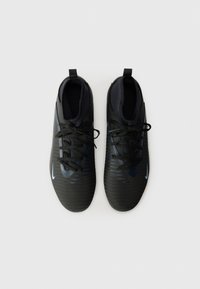 Adidași negri, cu suprafață texturată, design elegant, sistem de închidere cu șireturi și accente albastre subtile. Formă de vârf plan și rotund.