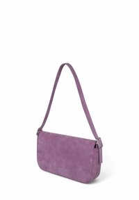 Bolso de ante morado con una correa larga. Forma rectangular, cuerpo plano, textura suave, hardware mínimo y sin adornos visibles.