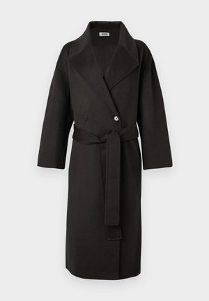 Cappotto nero realizzato in un tessuto testurizzato, con una parte anteriore doppiopetto, colletto ampio e una cintola coordinata in vita.