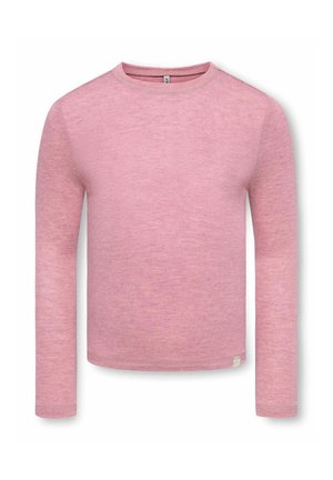 Pull rose à manches longues col rond avec une petite étiquette blanche près de l'ourlet en bas sur fond blanc.