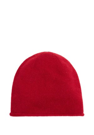 Bonnet en laine tricotée rouge avec une forme simple, arrondie et un bord roulé.