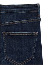 Mørkeblå denimjeans, der viser baglomme med orange syninger og bæltestrop på hvid baggrund.