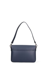 Donkerblauwe rechthoekige leren handtas met een enkel bovenhandvat en flapsluiting, metalen sluitingen die het handvat aan de tas bevestigen.