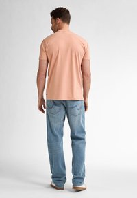 Petrol Industries ARTWORK BLUEFIN - T-shirt print - dusty peach