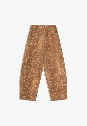 Barna, bőszárú nadrág krémszínű, szabálytalan pöttyös mintával, elöl gombbal, cipzárral, oldalsó és hátsó zsebekkel, fehér háttéren kifektetve.