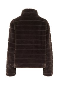 Veste en fausse fourrure marron foncé avec des rayures horizontales, manches longues et col montant, vue de dos sur un fond blanc.