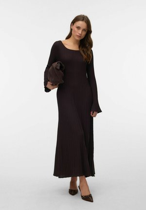 Vero Moda, KNITTED DRESS VMALESSANDRIA LONG DRESS - Robe longue - dark brown