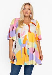 Tunique multicolore avec un col en V, présentant de grandes silhouettes abstraites dans des teintes de jaune, rose, orange et bleu ; tissu doux, design fluide.
