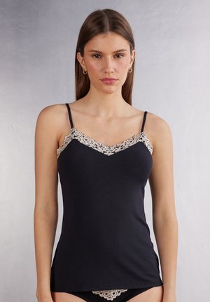 Zwarte top met verstelbare spaghettibandjes, voorzien van beige kantaccenten langs de halslijn en een zachte, gladde textuur.