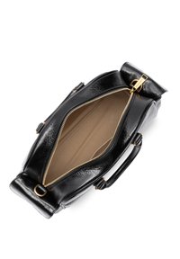 Borsa a tracolla in pelle nera con hardware dorato, chiusura con zip e un ampio interno beige. Presenta un design strutturato e manici corti.