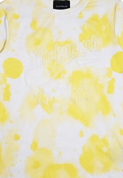 Tessuto tie-dye bianco e giallo con testo "Richmond" in rilievo e tre stelle ricamate sotto il testo sul davanti.