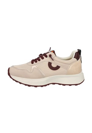 Zapatillas beiges con cordones color burdeos, detalle de logo, acentos texturizados, suela acolchada y una combinación de materiales lisos y con patrón de cocodrilo.