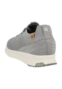 Šedé pletené tenisky s texturovaným svrškem, kontrastním logem z recyklovaných materiálů a světlou, skvrnitou gumovou podrážkou.