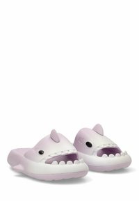 Zuecos con temática de tiburón en púrpura y blanco, con dedos abiertos, material plástico, acentos de aleta dorsal y ojos negros, que presentan un diseño de sonrisa con dientes.
