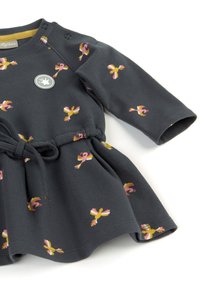 Robe grise en tissu doux, dotée d'une taille à nouer, de manches longues et de motifs colorés d'oiseaux. Comprend un détail de logo rond sur la poitrine.