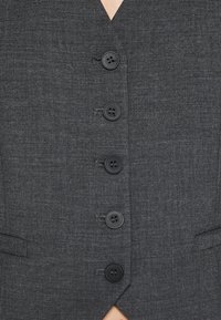 Dunkelgraue, maßgeschneiderte Weste mit fünf schwarzen Knöpfen, die mittig vorne befestigt sind, zeigt strukturierten Stoff und kleine Taschen.