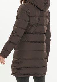 Brązowa puchowa kurtka z kapturem, z przeszywanymi panelami i logo na rękawie. Gładka tekstura, średniej długości krój.