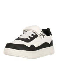 Chaussures de sport noir et blanc avec un dessus texturé, fermeture à lacets, sangle Velcro et col rembourré. Semelle en caoutchouc pour une bonne adhérence.